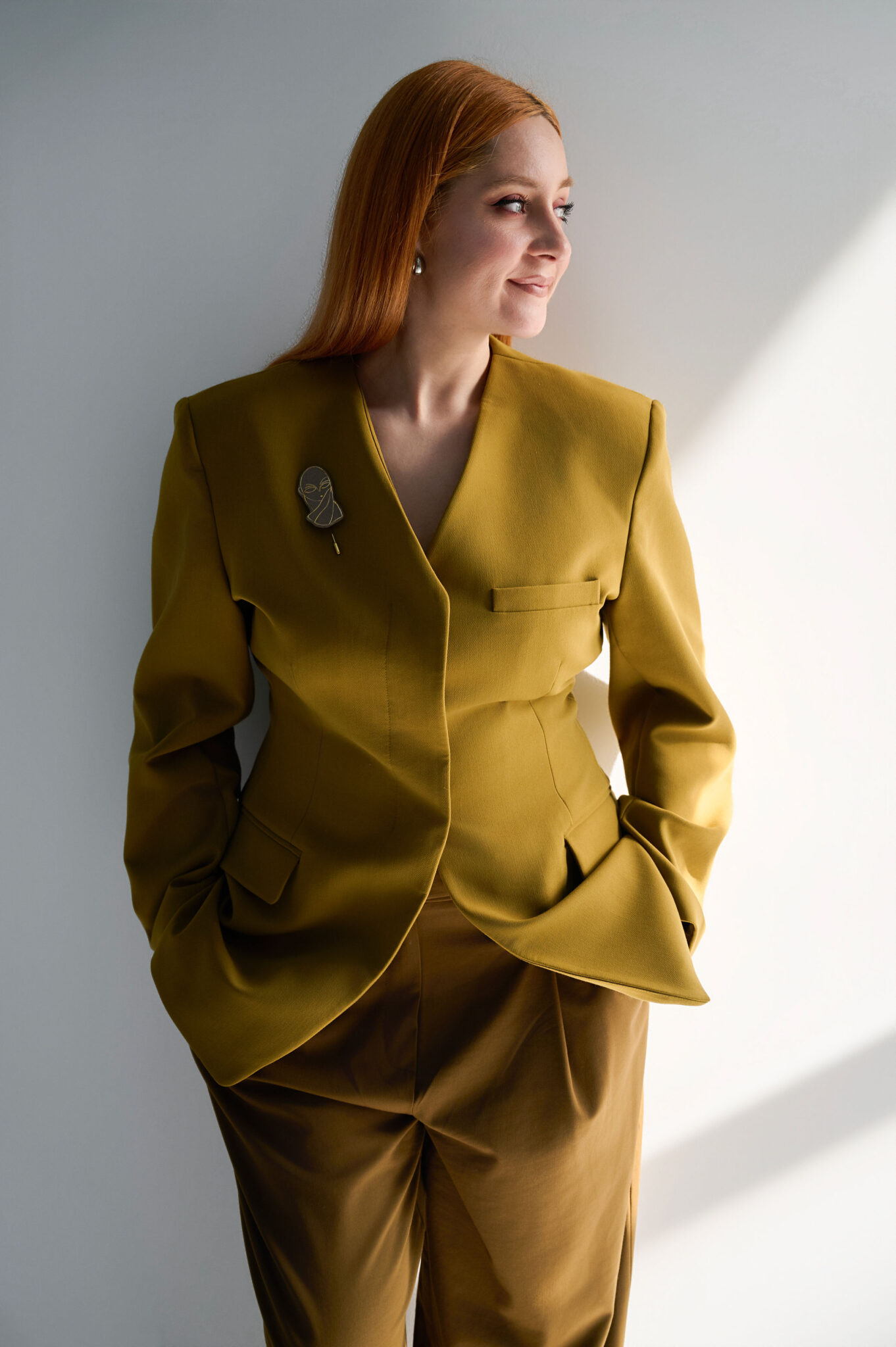 Amalia Precup — fondatoarea OLIV, portret în blazer oliv